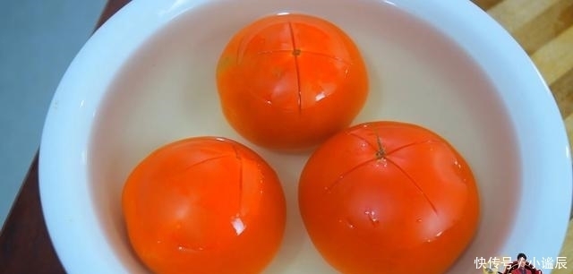 酸汤鱼的新吃法，草鱼加上3只番茄，酸辣开胃，做法还很简单！