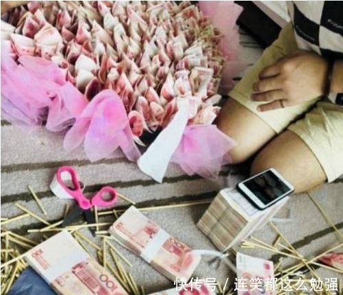 两朵花|土豪男子竟用10现金做婚礼的花饰,婚礼结束后,每人都有两朵花