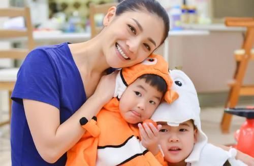 宝爸|卑微弟弟走红,为姐姐服务勤勤恳恳,网友:这是被姐姐欺负怕了