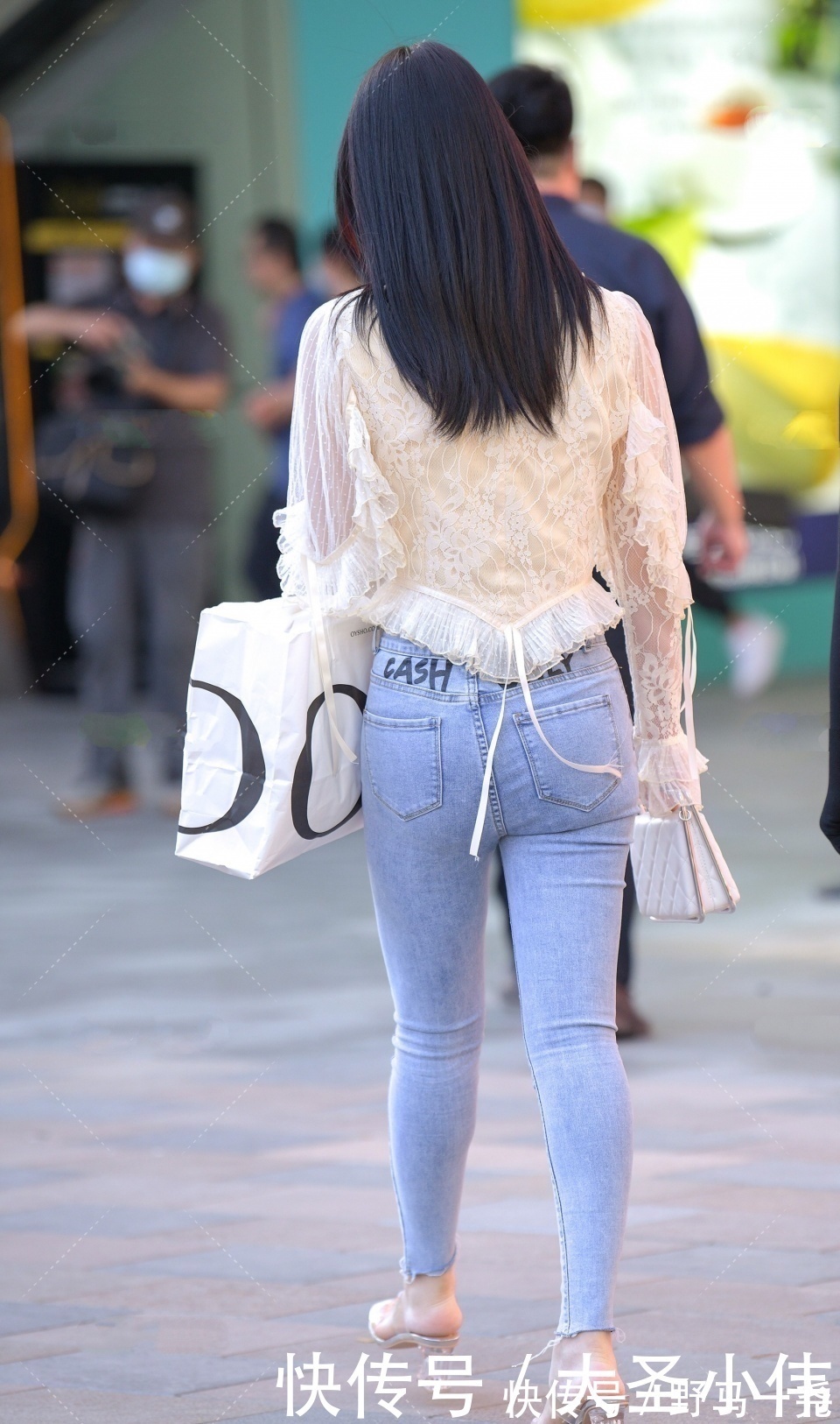 气质美女|美女街拍:非常迷人的气质美女,身材很不错,穿着漂亮的衣服去逛街很有自信