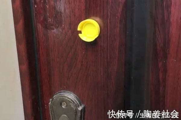 瓶盖|为什么门上要粘一个塑料瓶盖？好多人不知道有啥用？你家肯定需要