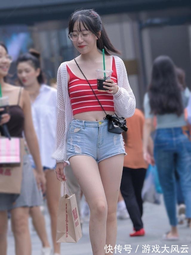 穿搭 光彩夺目的瑜伽裤穿搭尽显随性街头风,个性与气质并存,青春时尚!