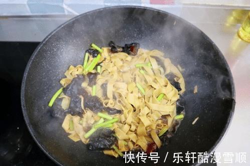 两张豆腐皮完成一道家常菜,酱香味十足,快手简单