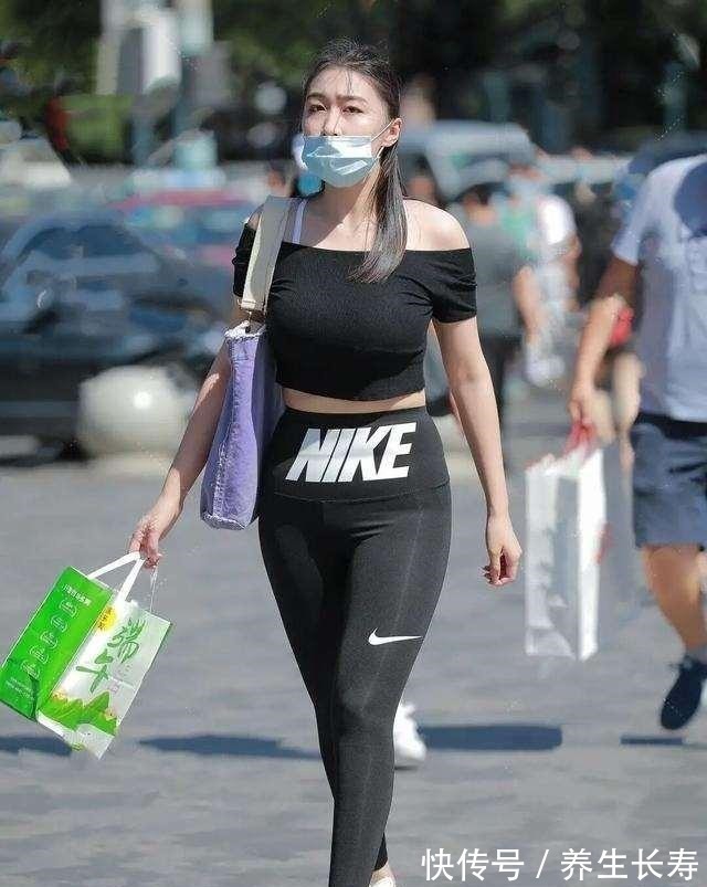 搭配 黑色露肩上衣搭黑色运动打底裤,凸显女性的身材线条,时尚度很高!