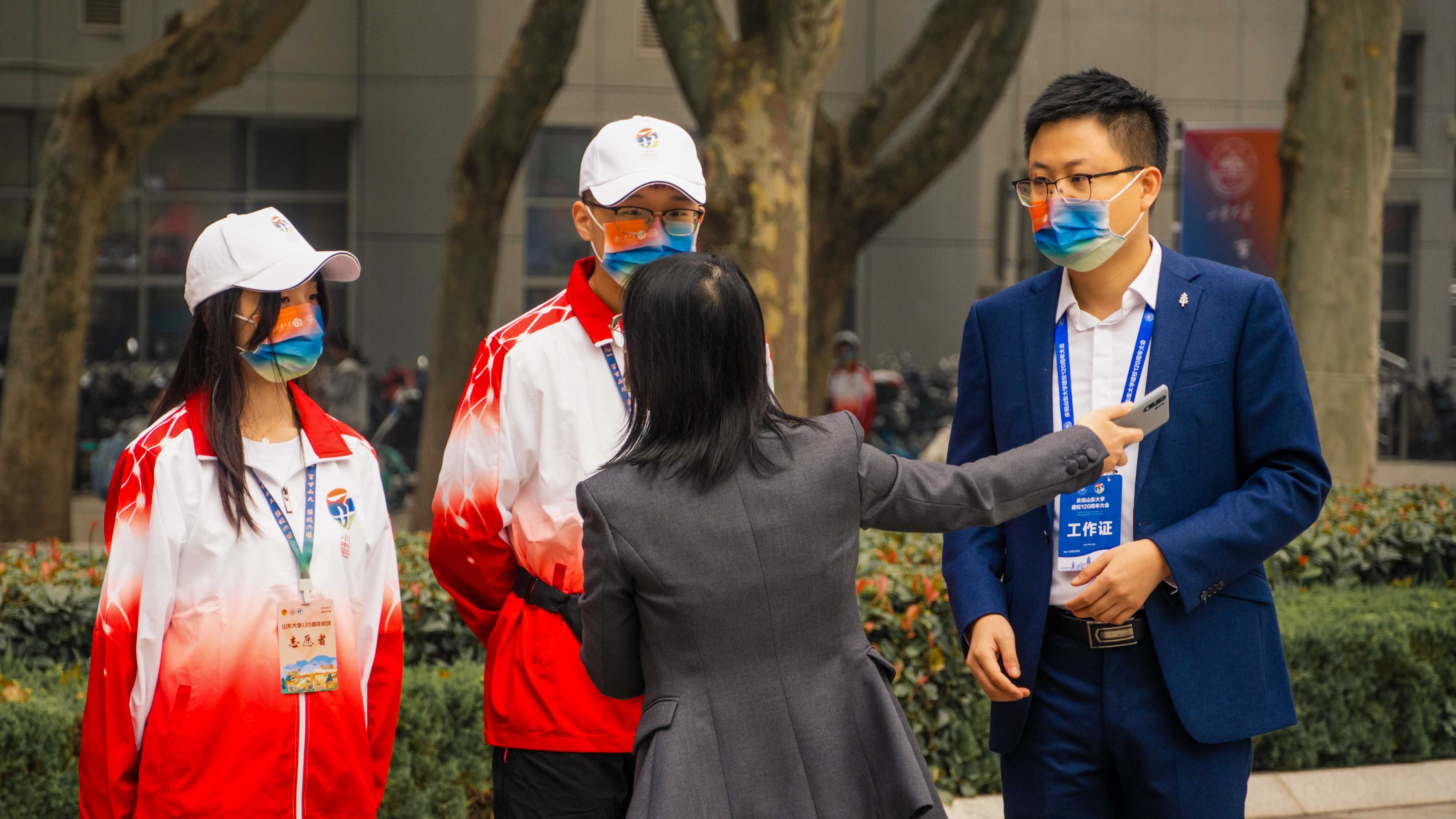 山大校庆活动上的志愿者|青年眼| 校庆活动