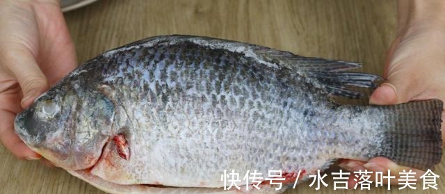 解冻鱼不能直接用水泡,海产老板教我一招,解冻后和新鲜买的一样!