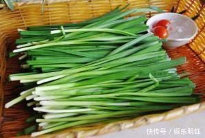 原来韭菜和此菜才是天生一对,大厨教你一招,上桌一下就抢完