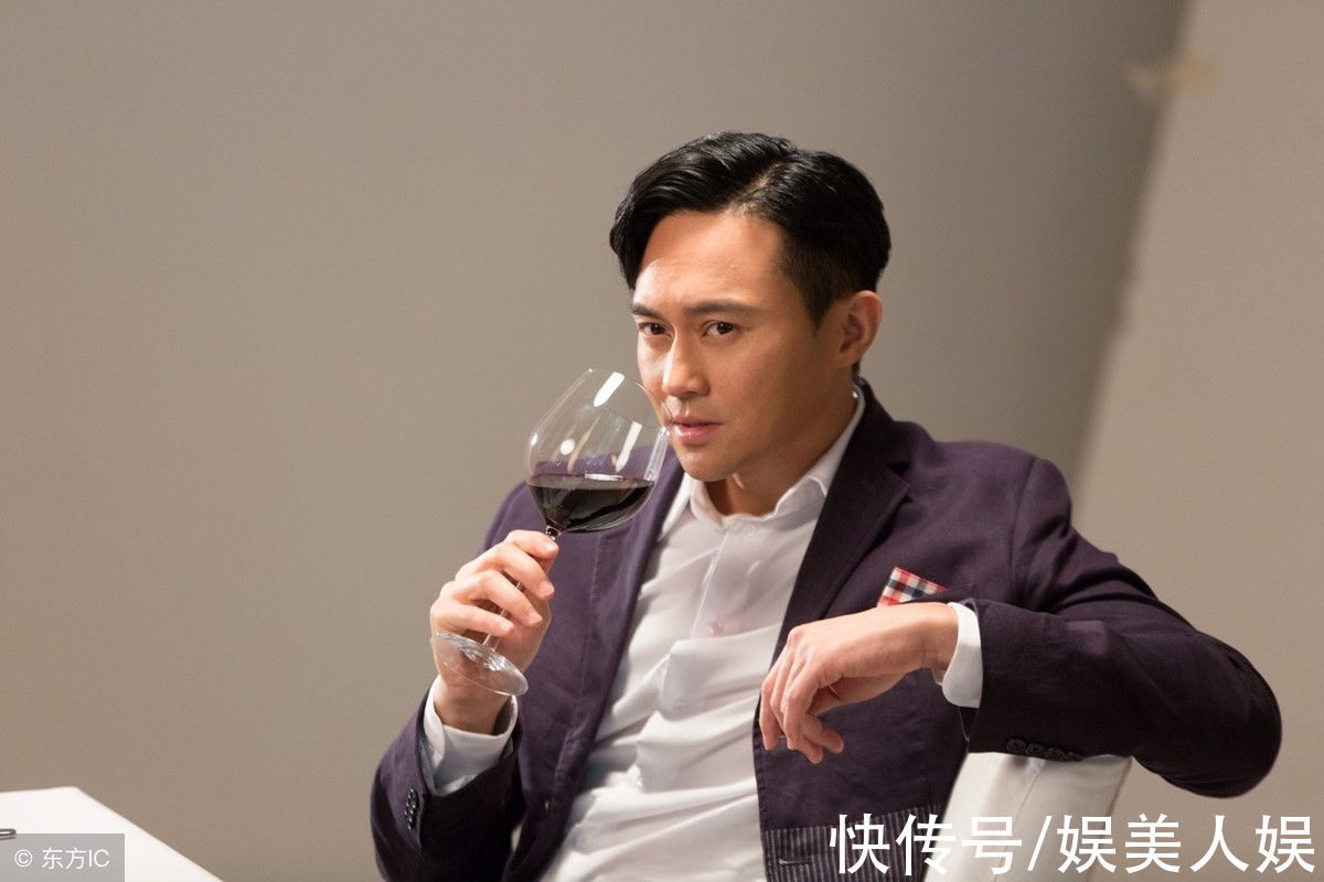 哥哥們消防直播唱紅歌，張智霖唱的聲情并茂，陳小春跟不上節奏