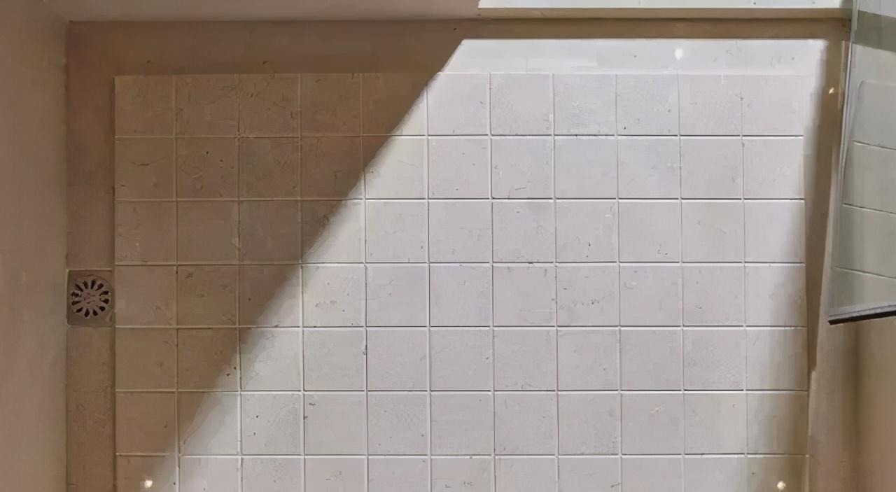 下水口|卫生间别再做斜坡排水了,现在流行这样做,下水更快还防滑