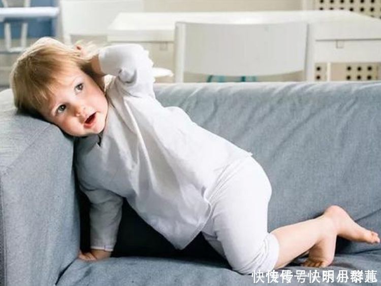 宝妈|宝宝“体操式睡姿”火了,宝妈掀开被子,网友:没一个做得了