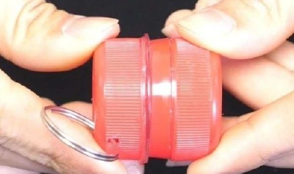 把两个塑料瓶盖粘在一起,挂在裤子上,全家人都要抢着用,太棒了 !