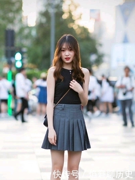 展示|街拍，甜美的小姐姐展示知性与温柔，时尚的穿搭女神范尽显