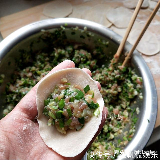 包饺子|包饺子这两种蔬菜一起放,皮薄馅鲜,一口下去满口香,太好吃了