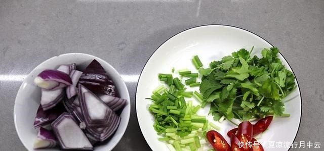 炖鱼不要只加开水，怪不得鱼又腥又嫩，只要一点点，鱼就又嫩又香