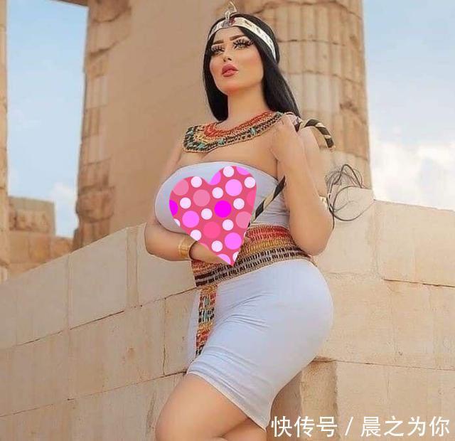 萨尔玛希米|埃及180斤特型模特,敢于在金字塔前自拍写真,身材曲线曼妙有致