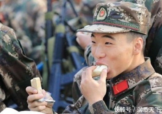 小伙|压缩饼干为何如此耐饿小伙拿水煮完傻眼了,难怪一块能顶几碗饭