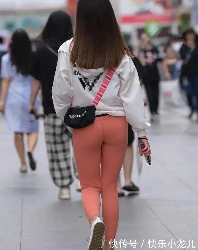 紧身裤 打底裤的穿搭大气典雅、轻盈而优雅，显得沉稳而内敛