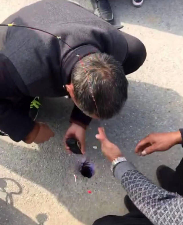 城里的钓鱼人有多疯狂,桥上排水孔里钓鱼,最多一天钓5斤