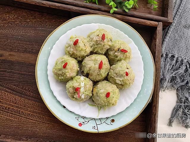 近期，这蔬菜我家经常买，擦丝团成丸子蒸一蒸，两口一个好鲜美