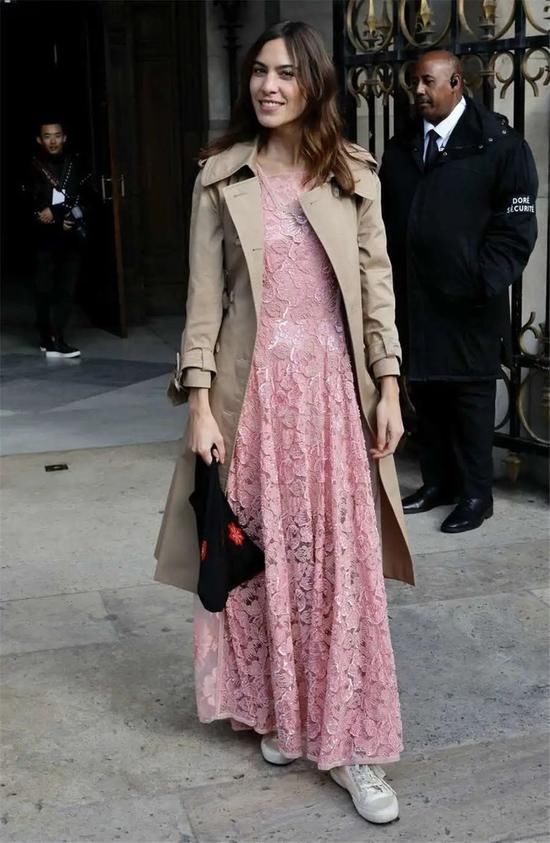 蕾丝裙搭配外套！春天应该这样穿