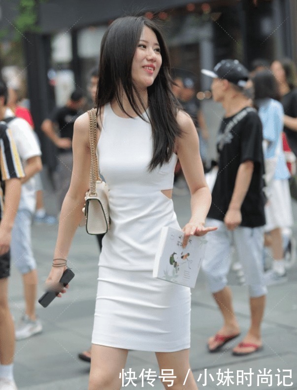 街拍表姐嫌裙子穿的“憋屈,就把中间剪了几道缝,这走路都”漏风“