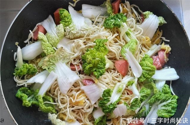 一碗炒面引发的讨论,以前这样吃很丰盛了,有肉有菜还扛饿