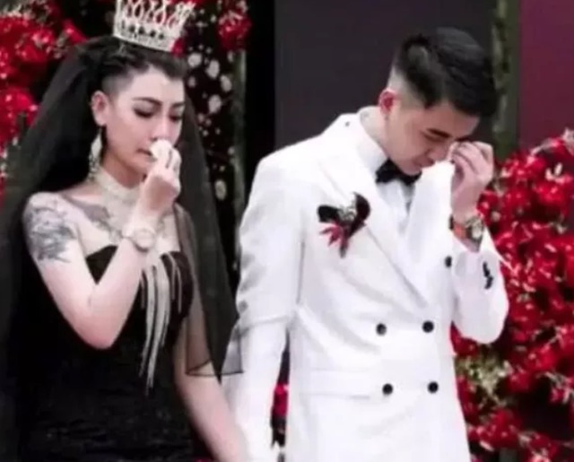 新娘 还记得“黑婚纱新娘”吗?纹身女孩嫁给富二代,现在过得怎么样?