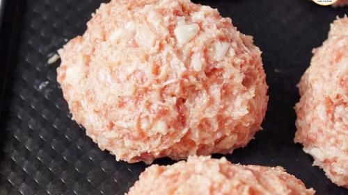 四喜丸子，原来加“馒头碎”是关键！如此做肉馅不松散，咸鲜酥嫩