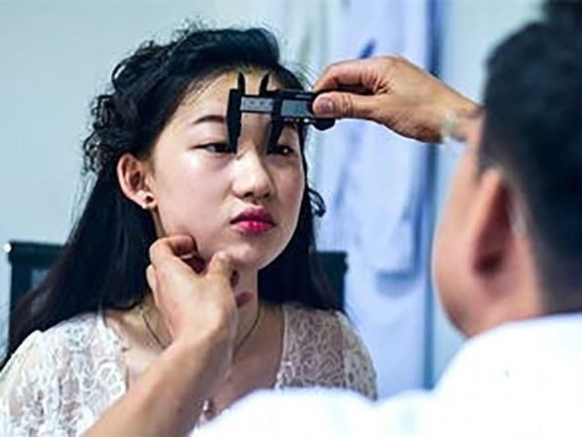 小姑娘|13岁女孩“沉迷整容”,3年整60多次,如今五官留下这么多后遗症