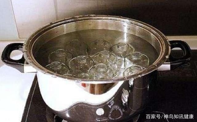 餐具|在外就餐，饭前用热水烫碗筷真的能消毒吗？告诉你到底靠不靠谱