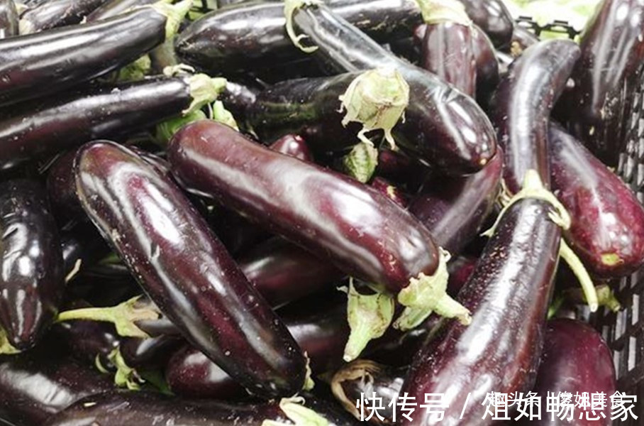 菜农|买茄子时，挑直的还是弯的老菜农别再挑错了，难吃还浪费钱