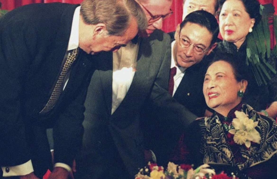 落泪|蒋经国去世后,宋美龄有何反应?站在门外看了一眼,未落泪