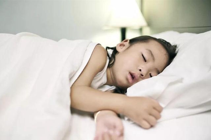 睡眠质量|“丑得像只猴子”,女宝刚出生就遭亲妈嫌弃,婆婆却说是美人胚子