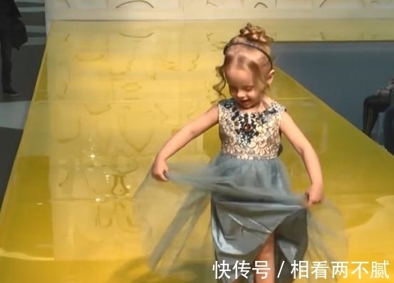 走秀|俄罗斯萌娃走秀走到一半,突然掀起裙子,网友:萌的我一脸血