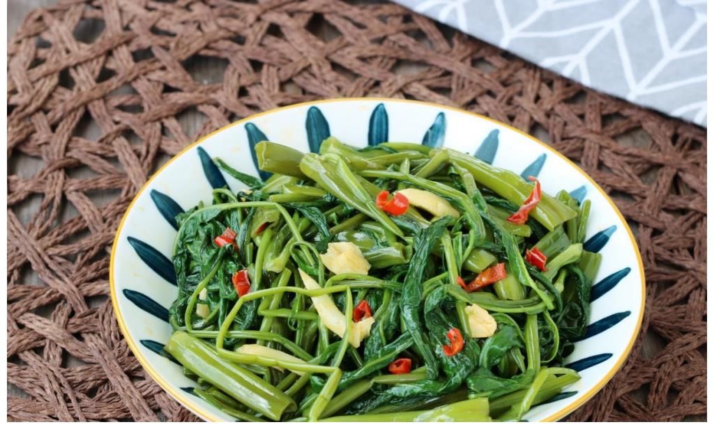 蒜蓉炒空心菜|炒空心菜别焯水，学会餐馆的做法，多加2物，爽脆入味不发黑