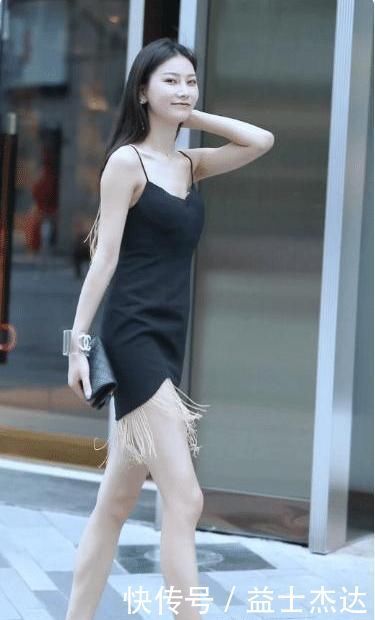 温柔|美女真是个时尚精，穿着吊带连衣裙露面，温柔中带着性感