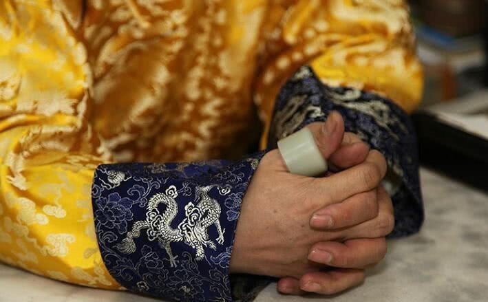 简单|清朝贵族戴的扳指,并不是简单的装饰,有很多讲究,尤其是御用品