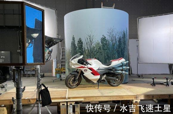 拍摄|新假面骑士由于疫情的限制,机车戏都是在室内进行拍摄!