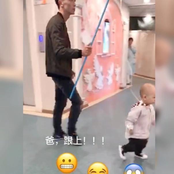 爸爸|“霸气萌娃”医院输液走红，输液不忘带爸爸遛弯，网友：实力遛爸