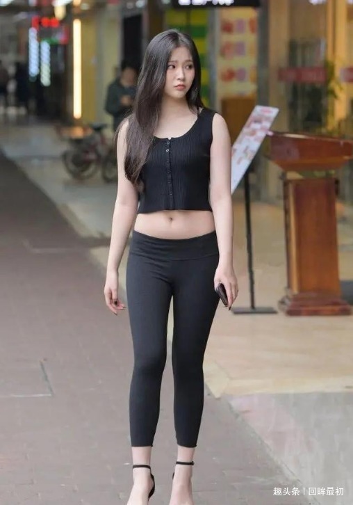 布料 打底裤的穿搭轻松穿出潮范,衬托出迷人优雅的身材曲线!