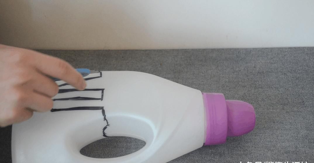 洗衣液瓶子别扔了, 简单剪几刀, 放在厨房这样用, 人人见了都夸好