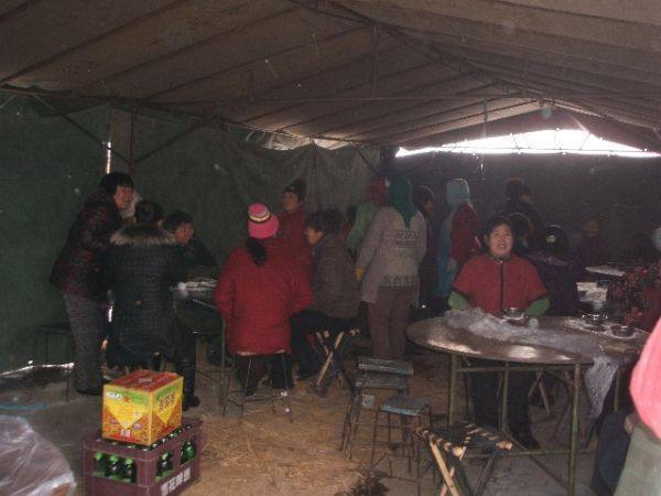 带城里婆婆到农村吃结婚酒席,看到后厨后,她说了三个字评价