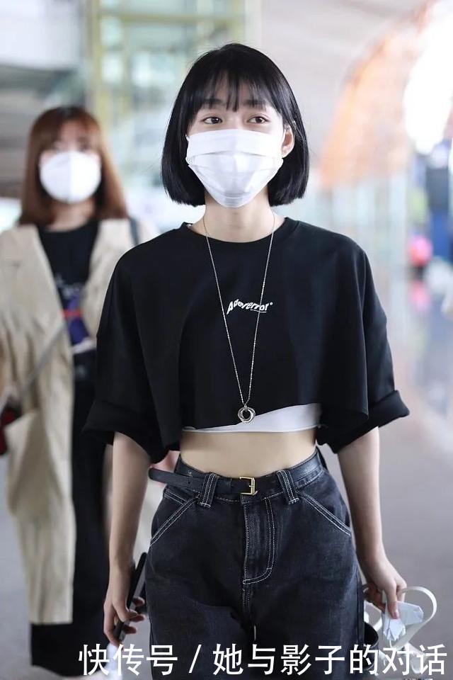 搭配|段奥娟这是瘦了多少穿露脐装配工装裤,细腰紧实一点赘肉都没有