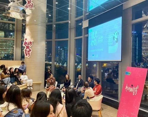 聚餐|《心动的信号》结束后聚餐,女四被男嘉宾包围,姚沐希却坐在角落