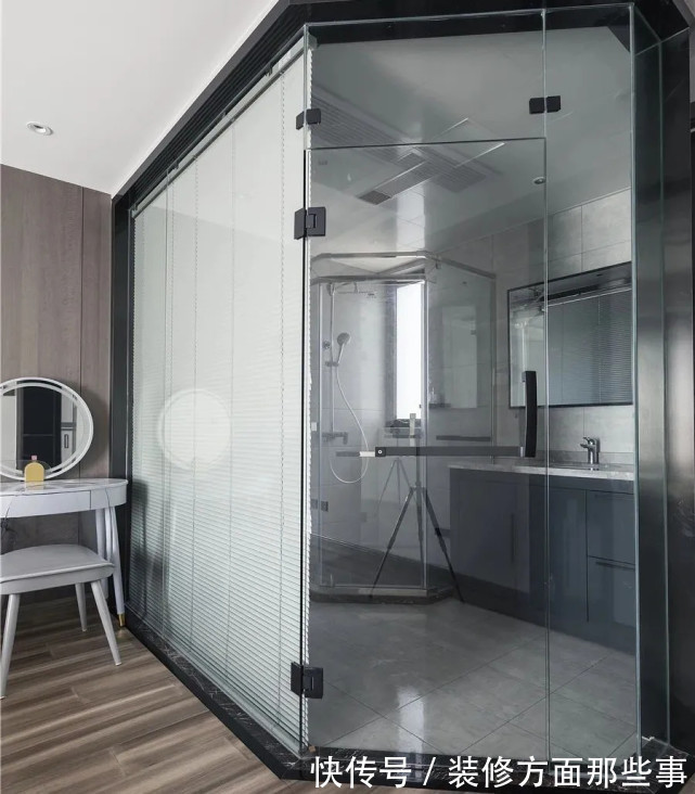 卧室|138平现代风三居室,卧室大版块的木饰面铺贴端庄大气又可收纳