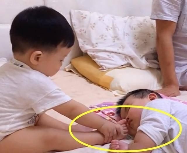 二胎政策|弟弟睡了哥哥睡觉的地方,哥哥这样对弟弟,逗的人忍不住笑