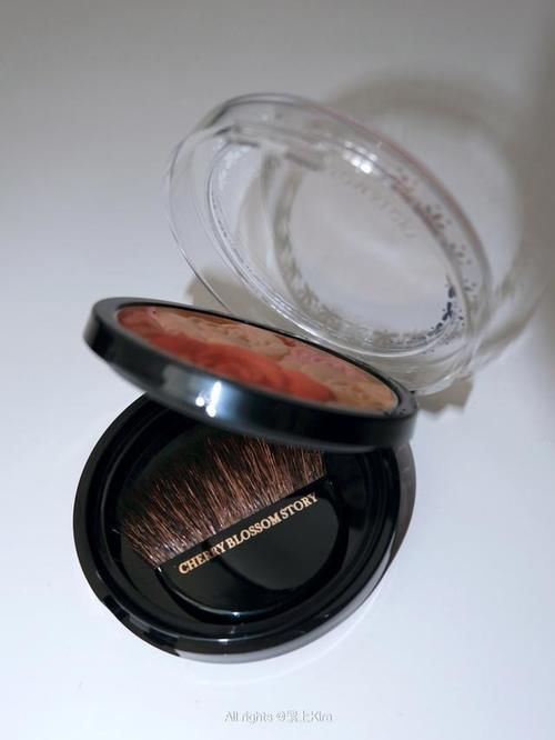 巧用三色腮红和眉笔，多快好省，打造氛围感阳光妆容