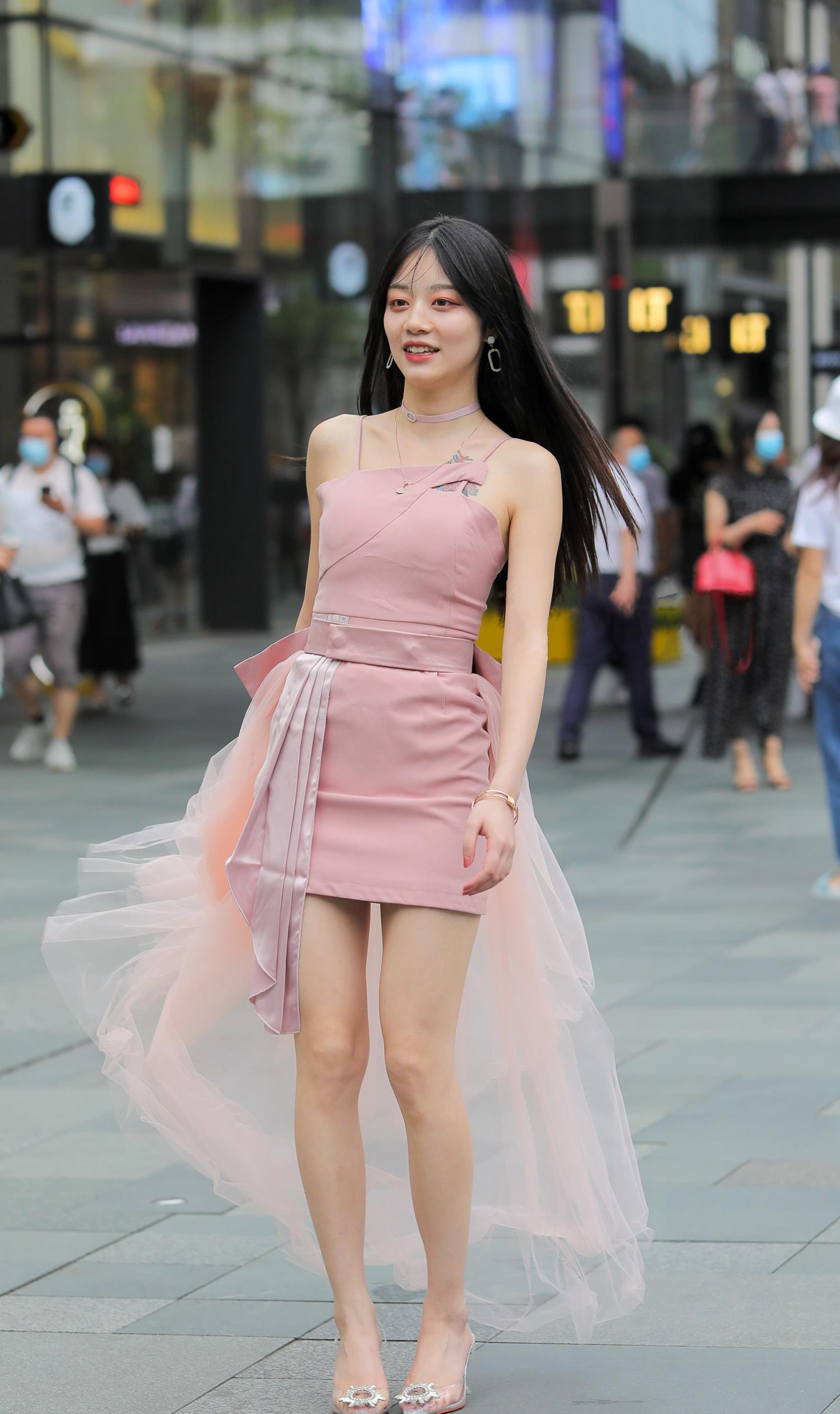 粉色是年轻女孩的最爱, 美女用粉色薄纱来装点连衣裙, 甜美又减龄