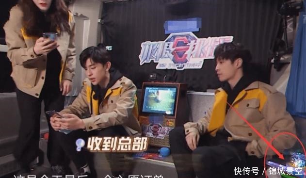 鄧倫 難怪熱巴上車后與鄧倫擠著坐,看到張藝興身邊空位放的啥,理解了