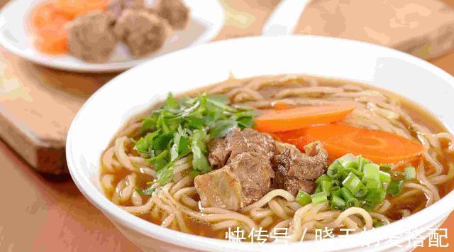 妙招|煮面条时，试试这一妙招，面条爽滑筋道不粘连，汤汁都清香美味